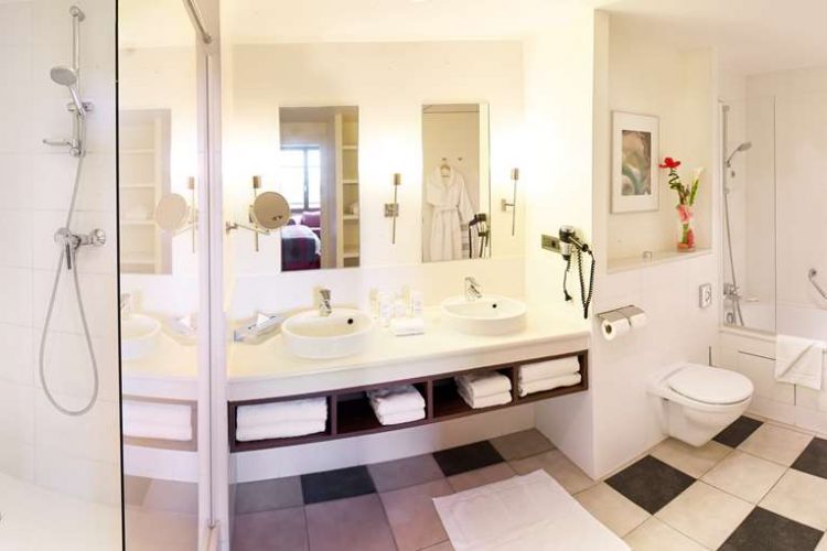 Suite bathroom