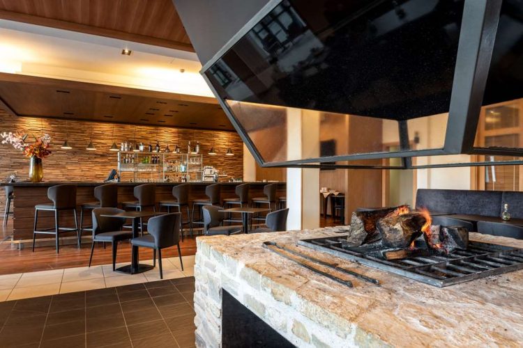 Le Bar - fireplace