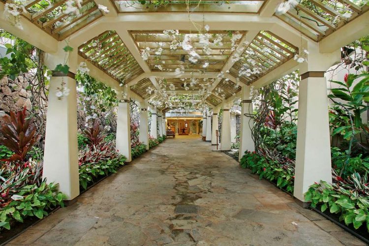 Aston Waikiki Beach Tower - Walkway