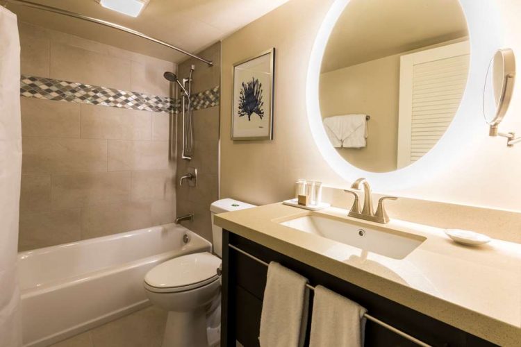 Aston Waikiki Beach Tower - Guest Bathroom