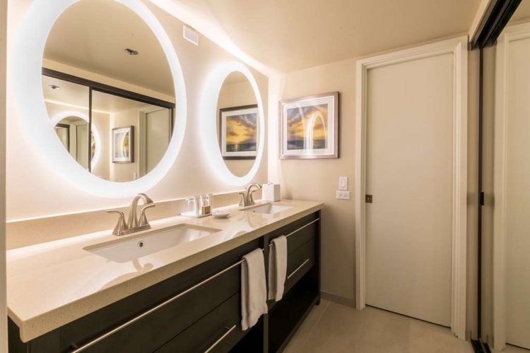 Aston Waikiki Beach Tower - Master Bathroom