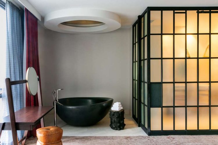 Bobby Deluxe Suite Soaking Tub