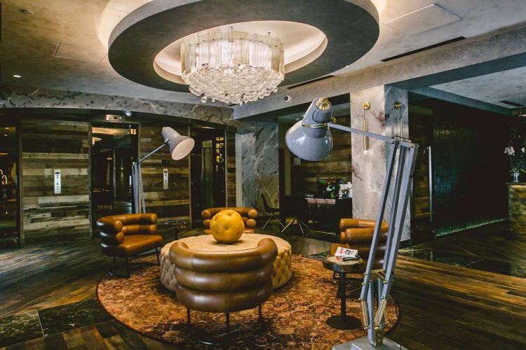 Bobby Hotel Lobby