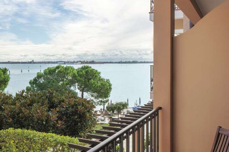 Junior Suite Lagoon View with Balcony