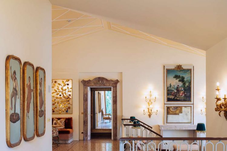 Casa al Lago hall