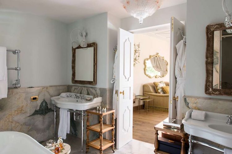 Junior Suite al Lago with Lake View bathroom