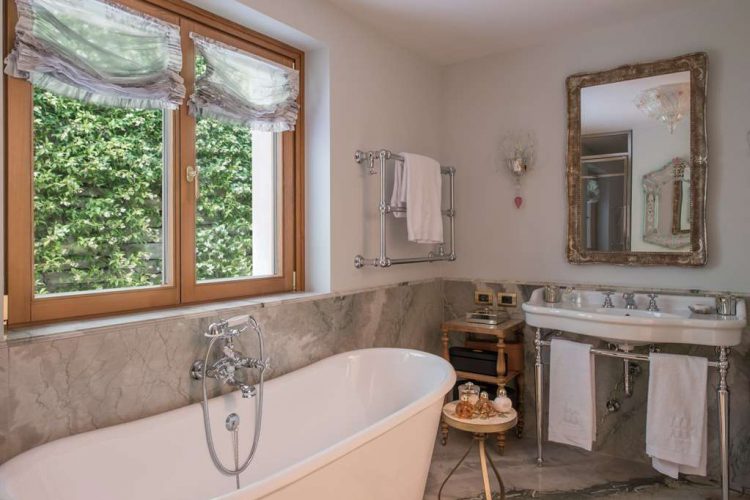 Grand Room al Lago with Lake View bathroom