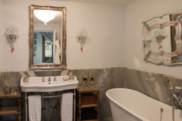 Room al Lago with Lake View bathroom