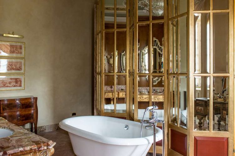 Suite Bellini in the Villa with Lake View bathroom