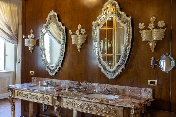 Suite Bellini in the Villa with Lake View bathroom