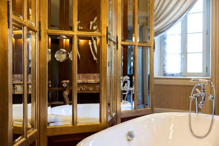 Suite Bellini in the Villa with Lake View bathroom detail