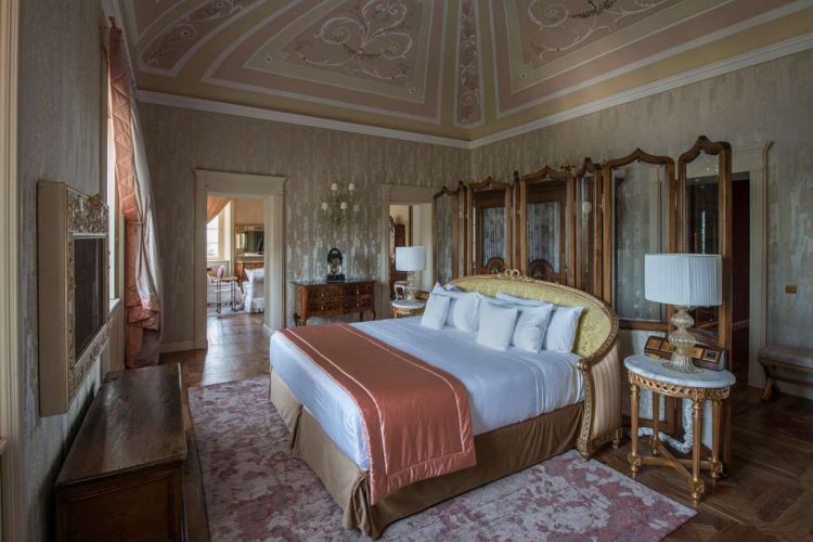 Suite Norma in the Villa with Lake View bedroom