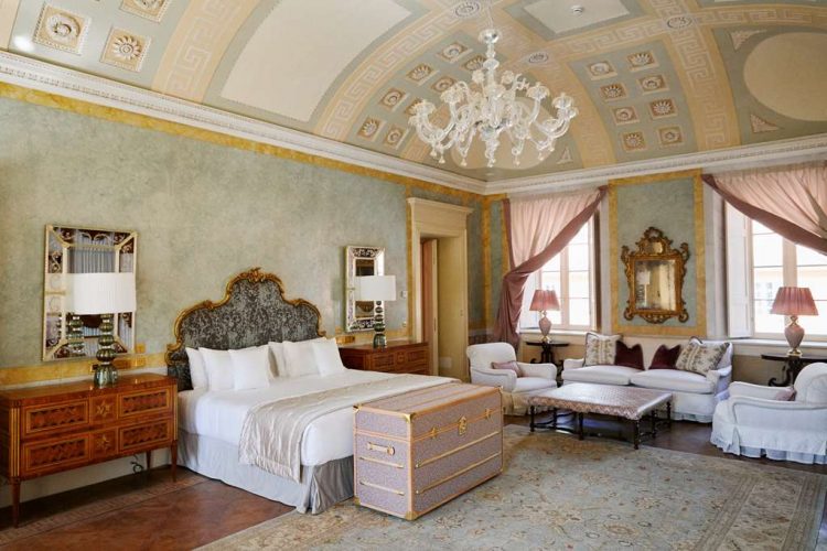 Grand Junior Suite in the Villa with Lake View