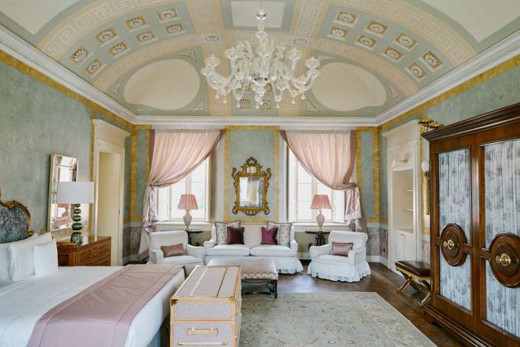 Grand Junior Suite in the Villa with Lake View