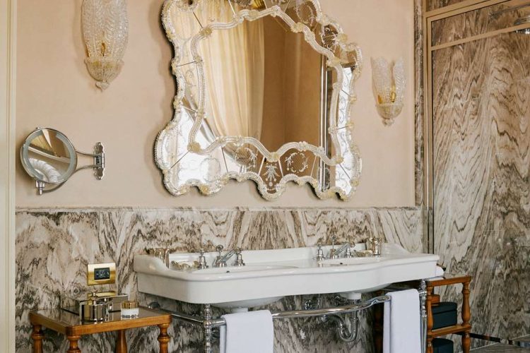 Junior Suite in the Villa with Lake View bathroom