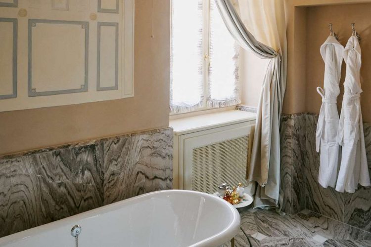 Junior Suite in the Villa with Lake View bathroom