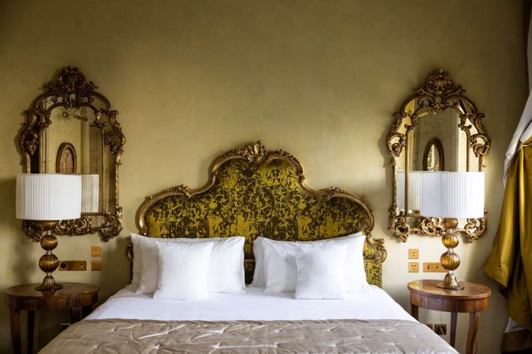 Room in the Villa with Lake View bedroom