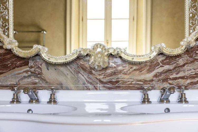 Room in the Villa with Lake View bathroom detail