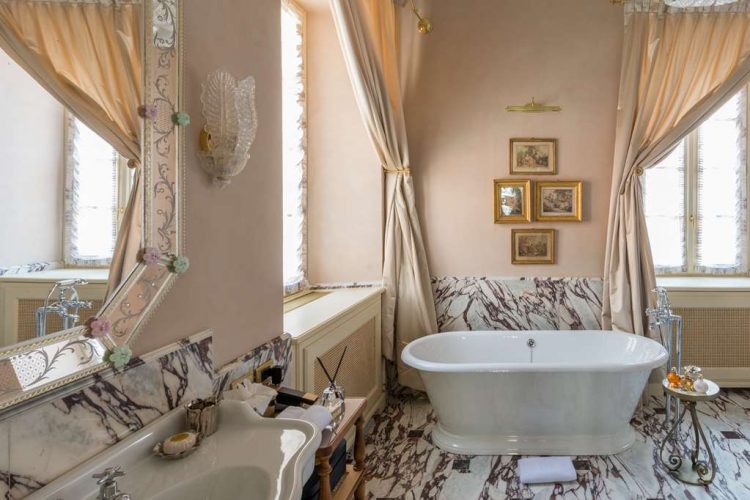 Room in the Villa bathroom