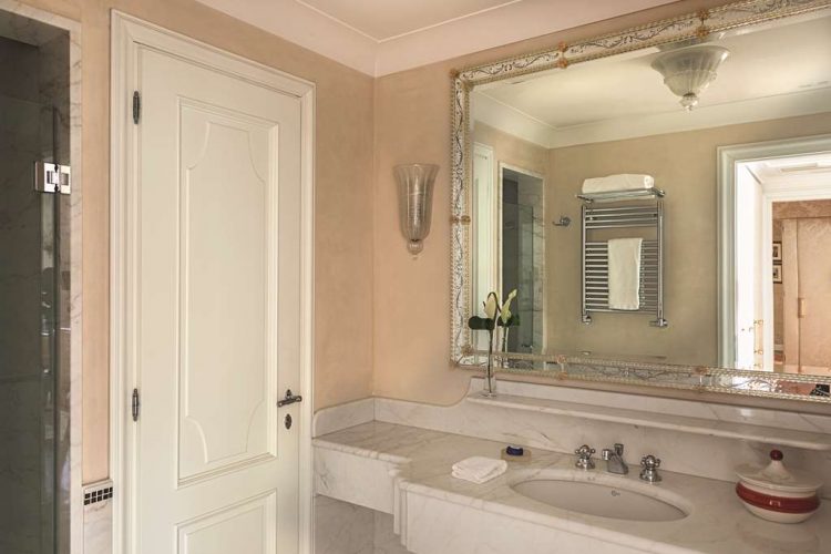 Suite bathroom
