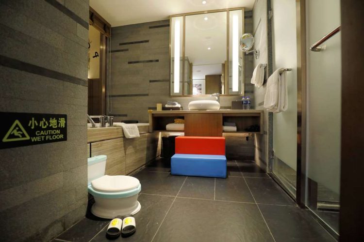 Guest room bath
