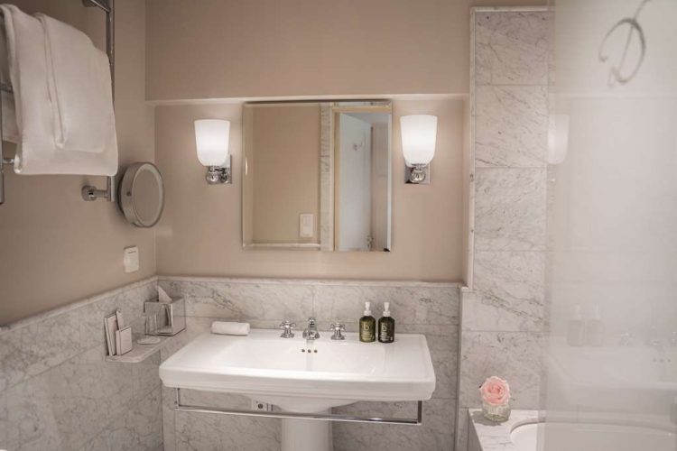 Guest room bath