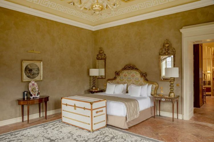 Suite Bellini in the Villa with lake view bedroom