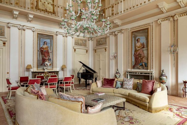 Suite Bellini in the Villa with Lake View living room