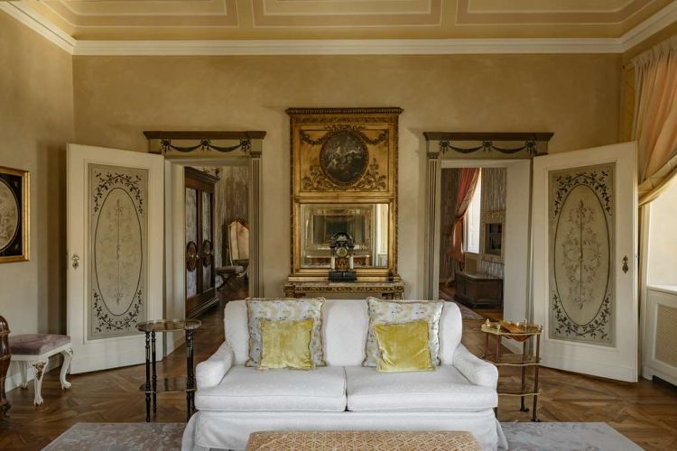 Suite Norma in the Villa with Lake View living room