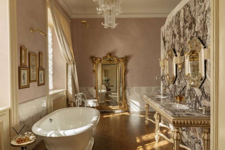 Grand Junior Suite in the Villa with Lake View bathroom