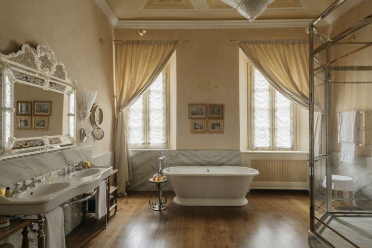 Grand Junior Suite in the Villa with Lake View bathroom