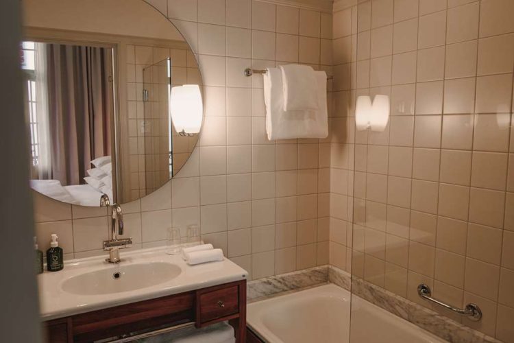 Courtyard Suite bathroom