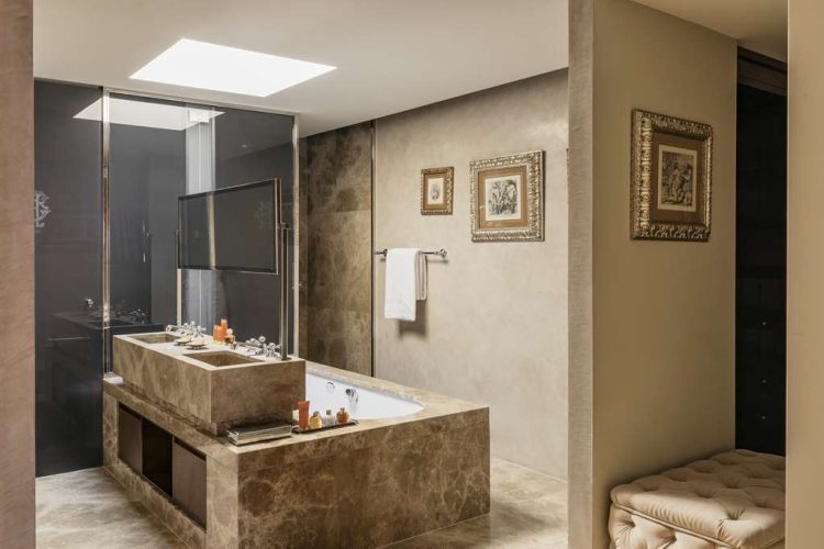 Rooftop Grand Suite bathroom