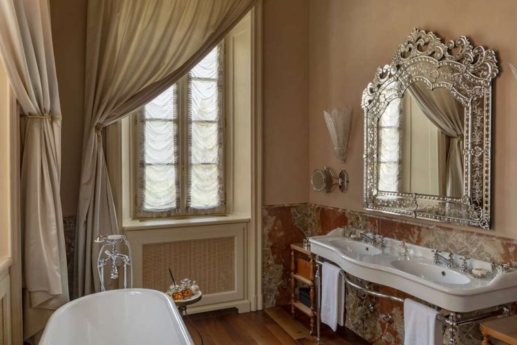 Suite Agnese in the Villa bathroom