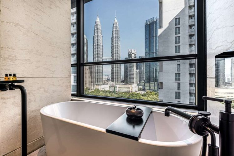 Deluxe Suite Bathroom