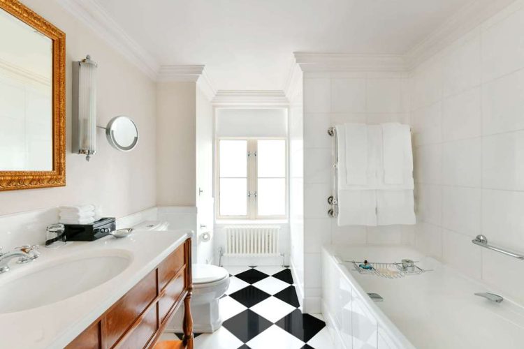 Guest room bath