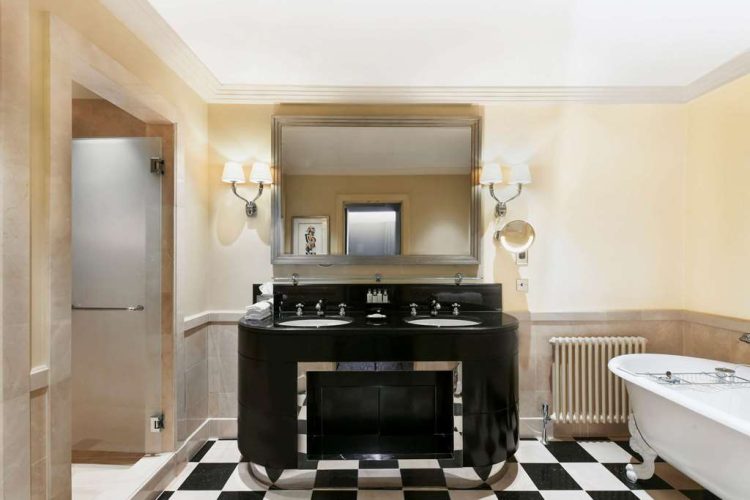 Guest room bath