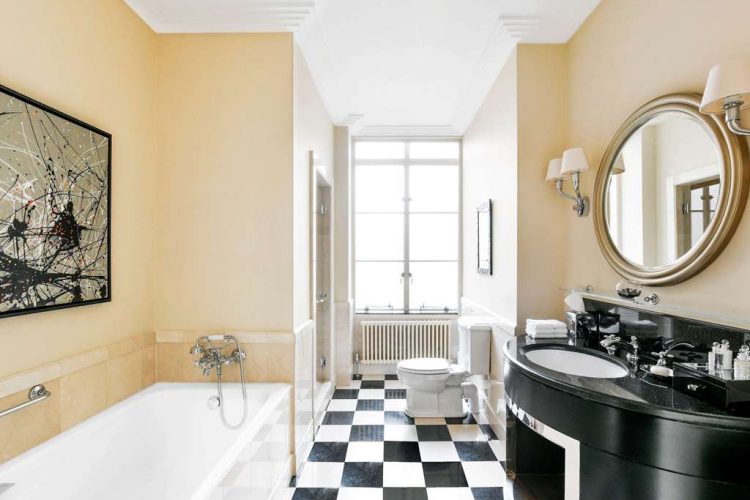 Guest room bath