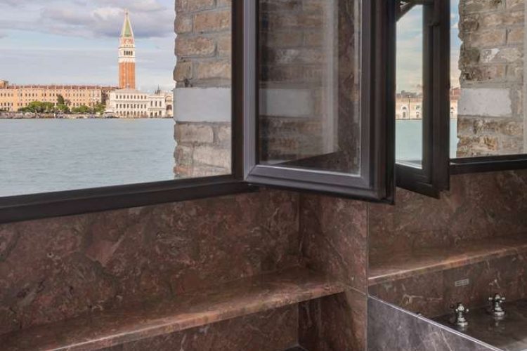 St Marks View Suite Bathroom