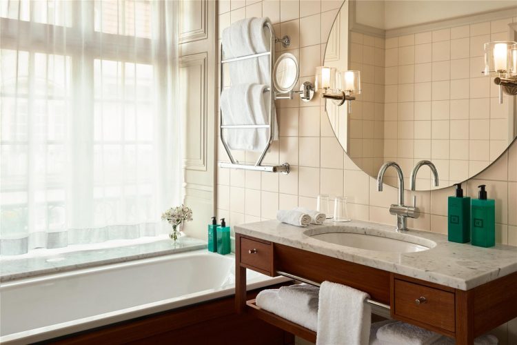 Junior Seaview Suite Bath