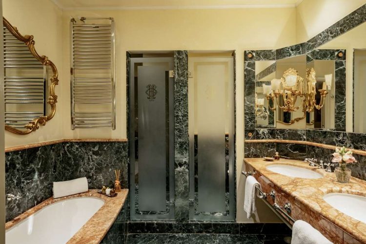 Park View Deluxe Room bathroom