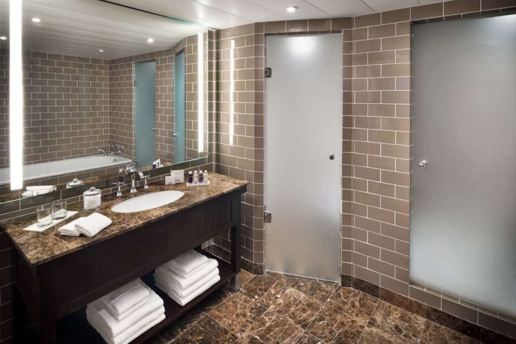 Guest room bath
