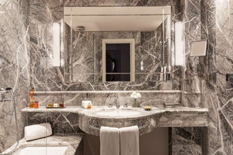 Lake View Prestige Room bathroom