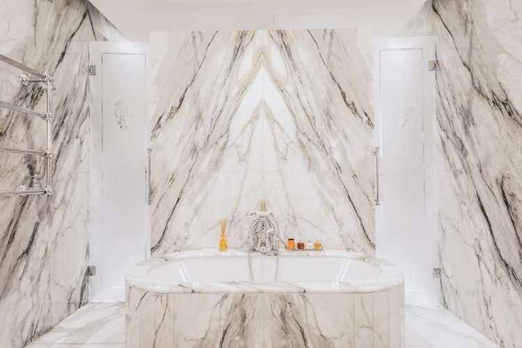 Junior Suite with Lake View bathroom