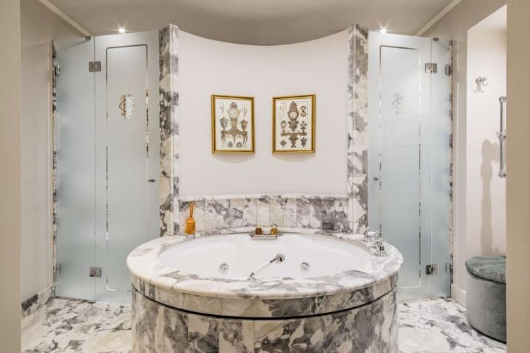 Signature Suite bathroom