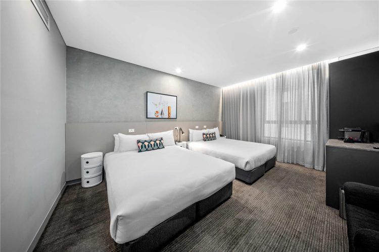 Veriu green Square Comfy Queen Queen Bedroom