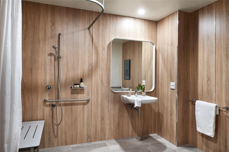 Veriu Green Square Comfy Queen Single Accesible Bathroom