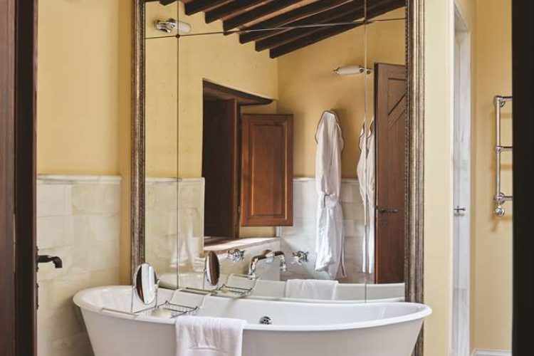 Deluxe Double Room Bathroom