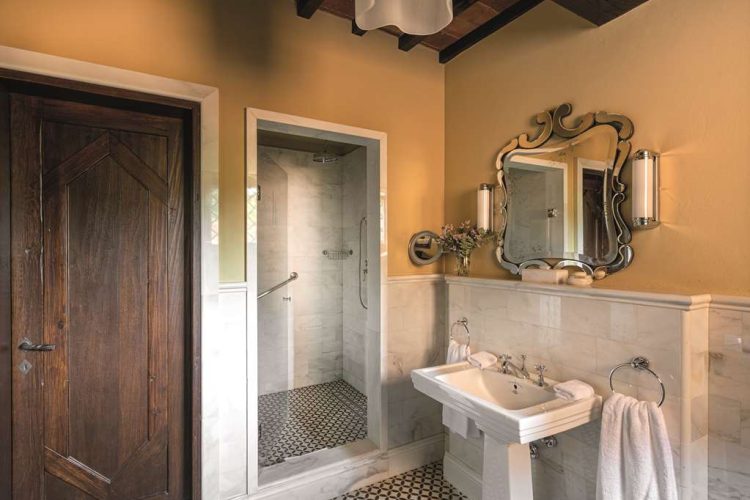 Deluxe Junior Suite bathroom