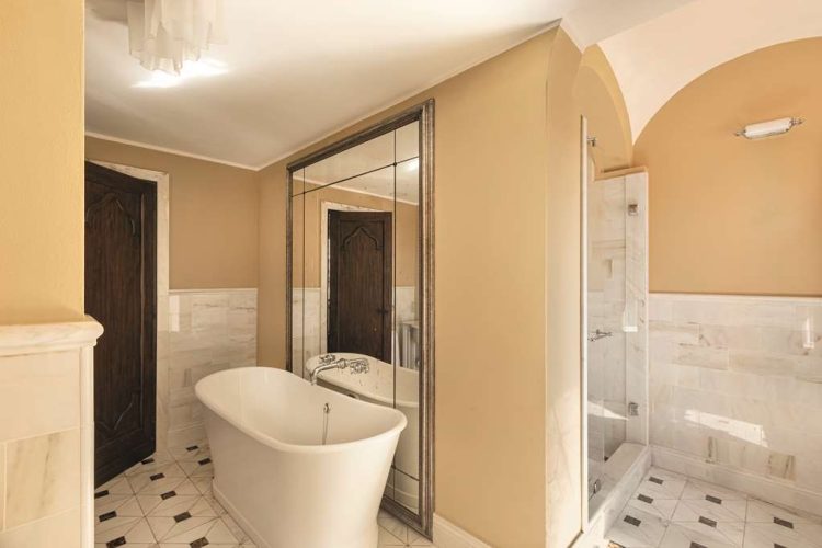 Deluxe Junior Suite bathroom